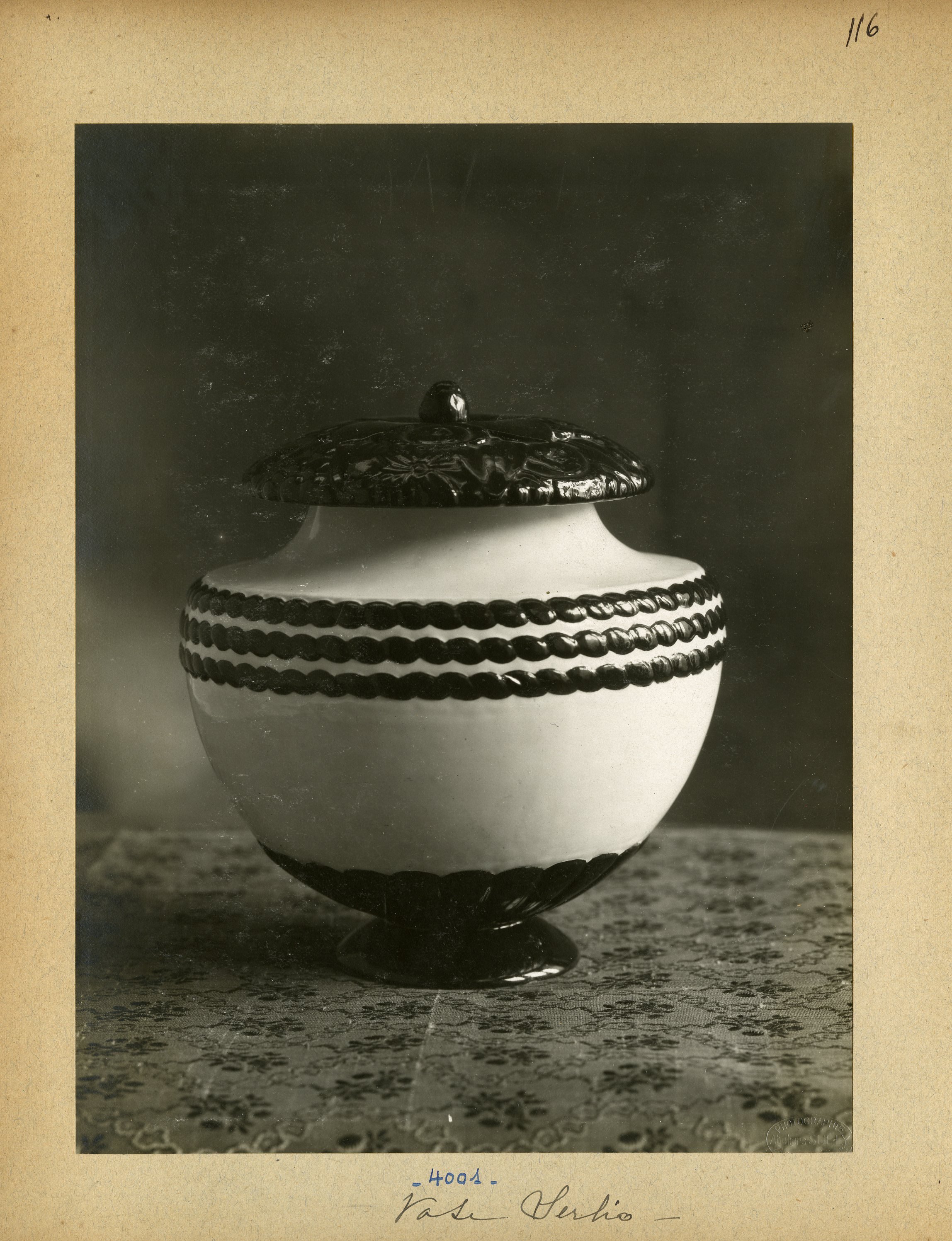 Vase « Serlio », création de la Compagnie des Arts Français © Fonds d’archives André Mare, IMEC, Abbaye d’Ardenne. Tous droits réservés à IMEC Images.