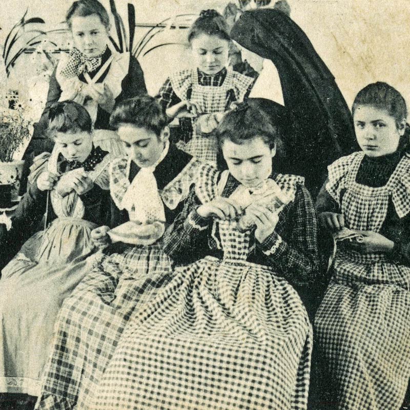 L’école dentellière au sein de l’abbaye bénédictine d’Argentan, fin 19e - début 20e siècle © Maison des Dentelles - Argentan